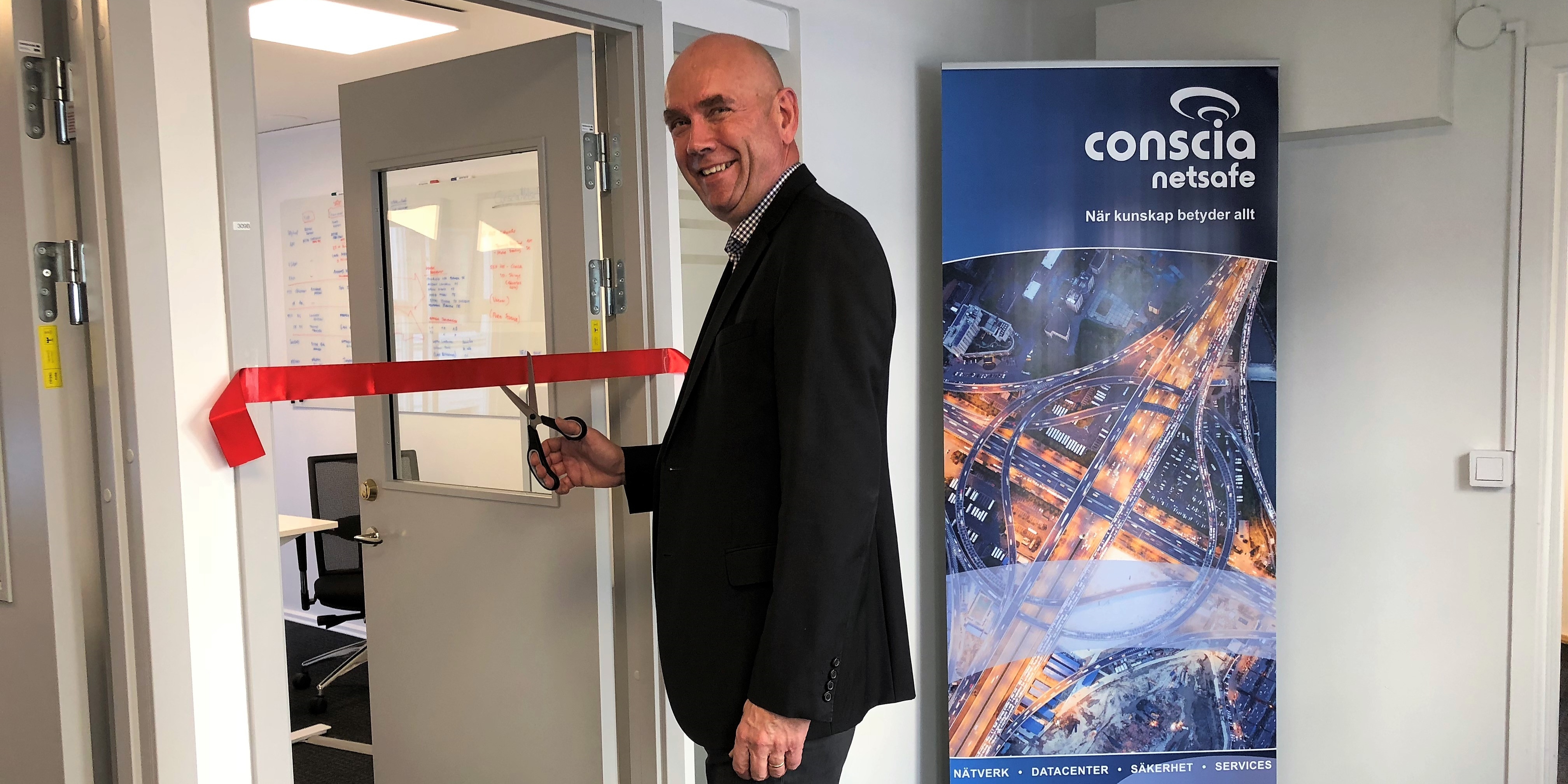 Conscia Netsafes VD Bengt Lundgren inviger kontoret i Malmö.