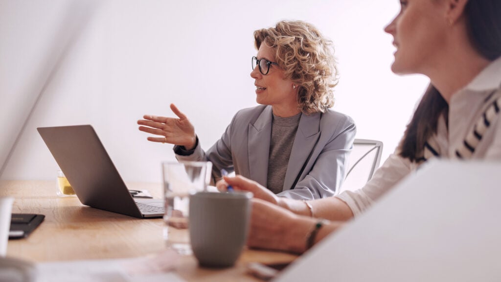 kvinnor pratar om leverantör för it som tjänst