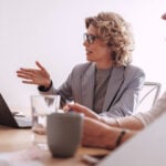 kvinnor pratar om leverantör för it som tjänst