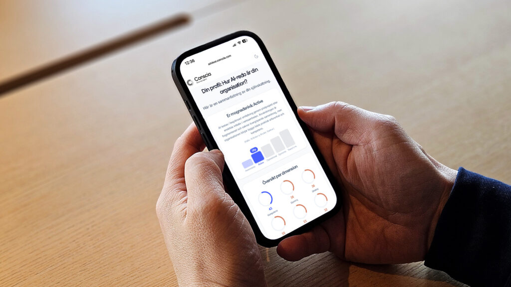 hand håller i mobil som visar ai self assessment
