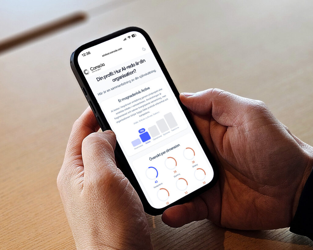 hand håller i mobil som visar ai self assessment