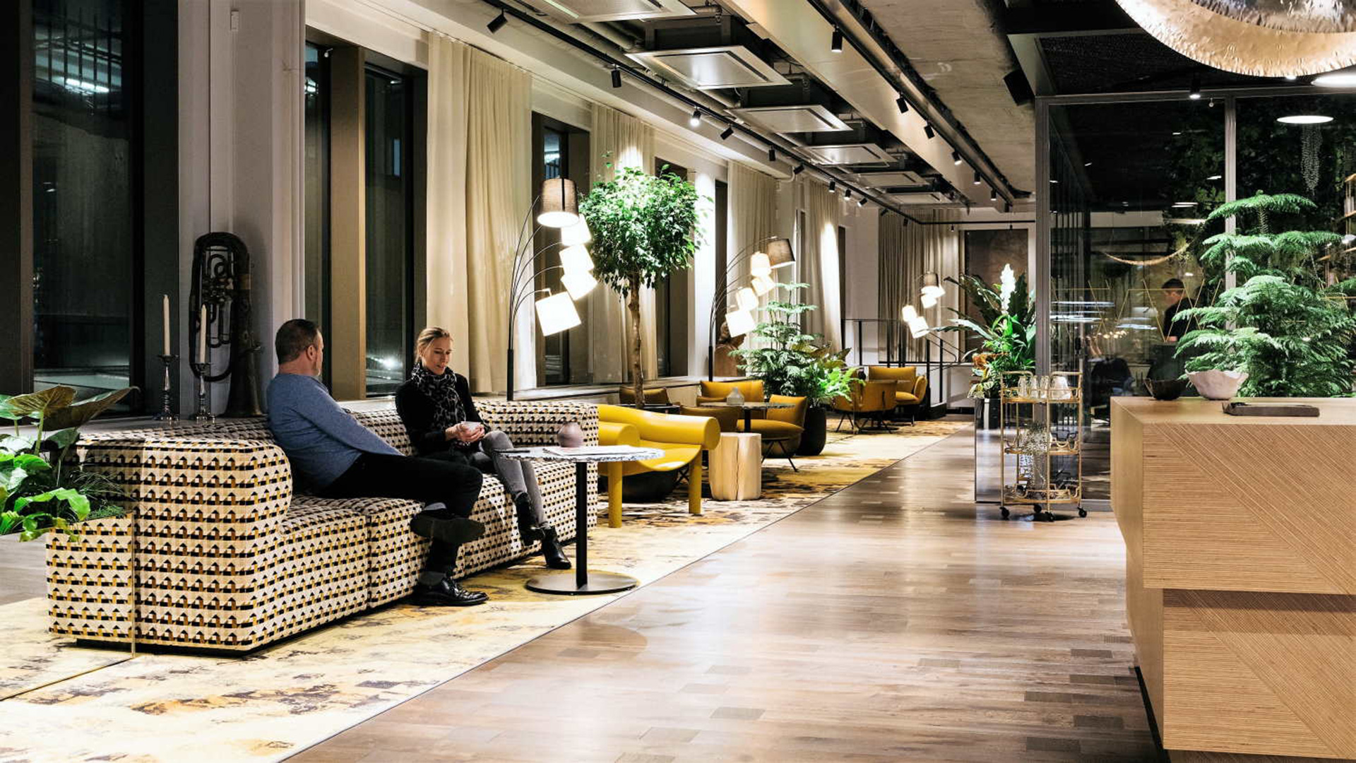 Man and woman talking in Sergelhuset's lobby